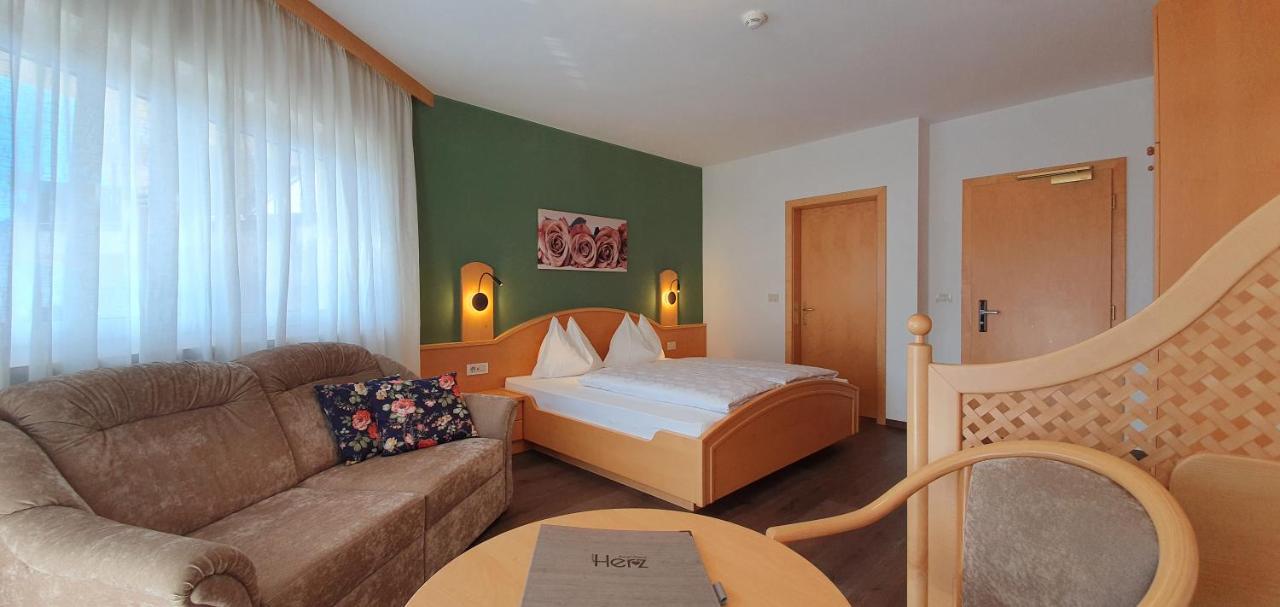 Hotel Garni Herz Tirolo Luaran gambar